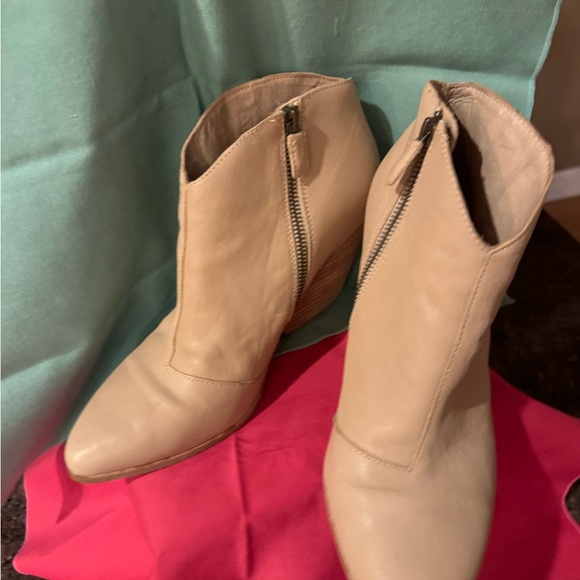 Eileen Fisher supple, crany leather ankle boots. - Picture 2 of 10